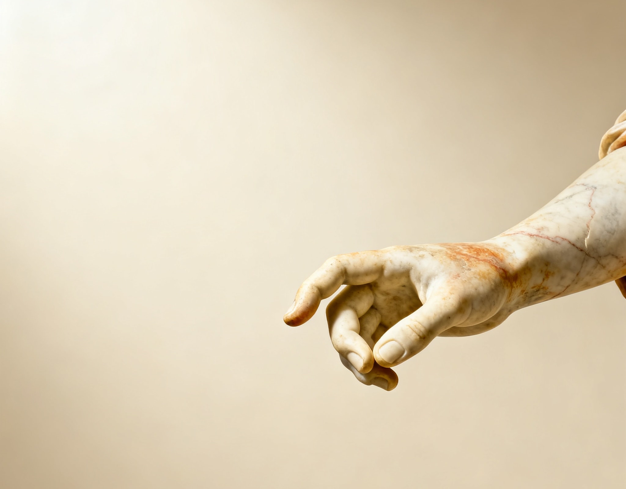 Marmor-Hand einer antiken Skulptur, Geste des Haltens und Formens, vor warmem Sandsteinhintergrund